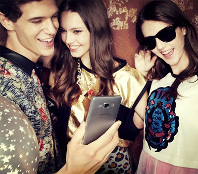 Samsung Galaxy A5 chụp ảnh tự sướng góc rộng