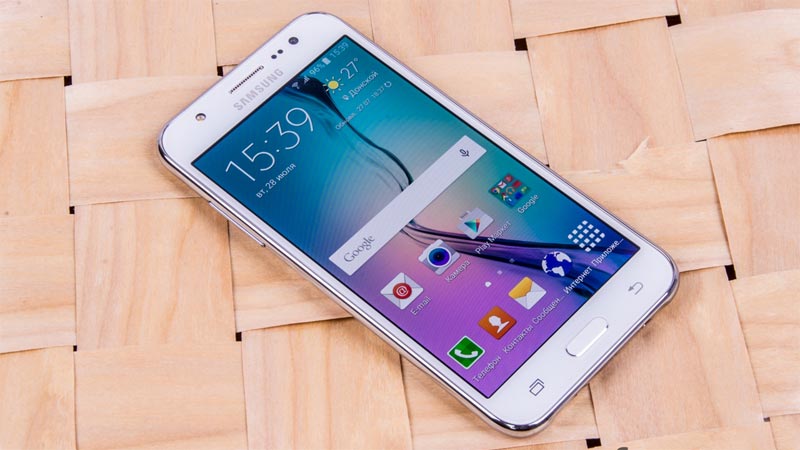 Màn hình điện thoại Galaxy J5 chuẩn HD (1280 x 720), kích thước 5.0 inches