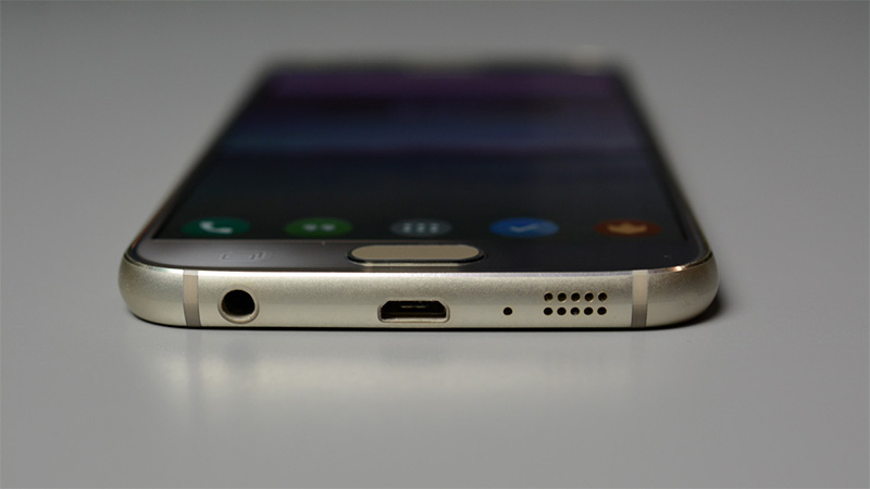 Điện thoại Samsung Galaxy S6 m&agrave;u v&agrave;ng sạc pin nhanh