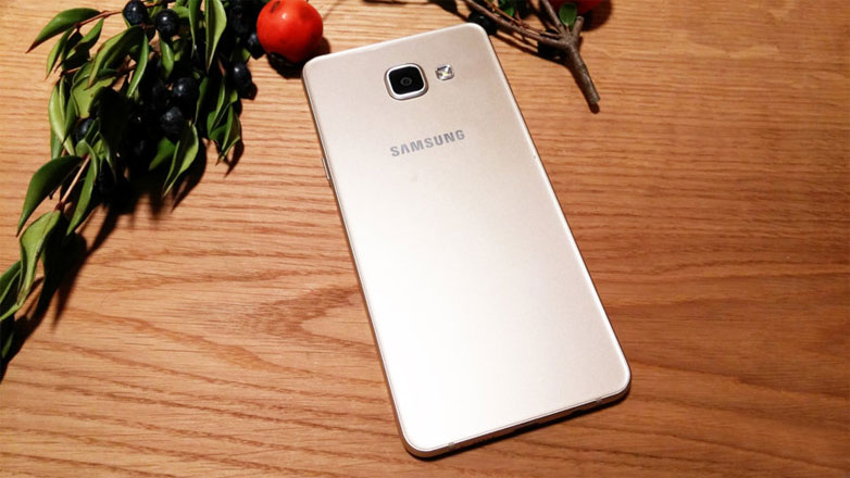 Điện thoại Samsung Galaxy A5 gold thiết kế nguyên khối kim loại