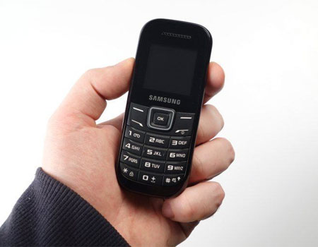Điện thoại Samsung GT-E1200Y nhỏ gọn chắc chắn