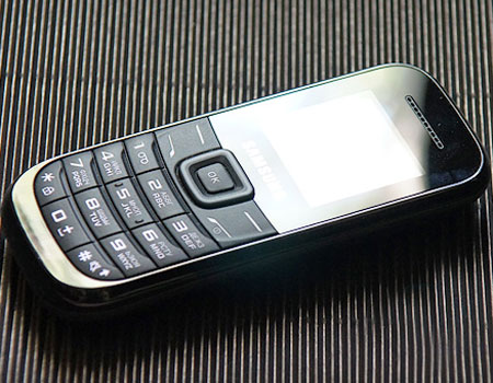 Điện thoại Samsung GT-E1200Y c&oacute; m&agrave;n h&igrave;nh m&agrave;u