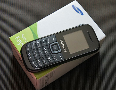 Điện thoại Samsung GT-E1200Y c&oacute; pin d&ugrave;ng l&acirc;u