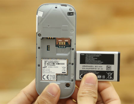 Điện thoại Samsung GT-E1200Y m&agrave;u trắng c&oacute; pin d&ugrave;ng l&acirc;u