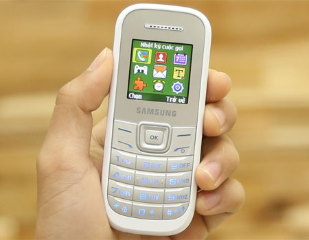 Điện thoại Samsung GT-E1200Y m&agrave;u trắng c&oacute; m&agrave;n h&igrave;nh m&agrave;u