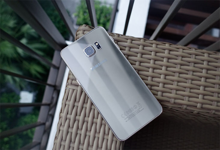 Galaxy S6 edge+ m&agrave;u bạc với hệ điều h&agrave;nh Android 5.1.1 Lollipop