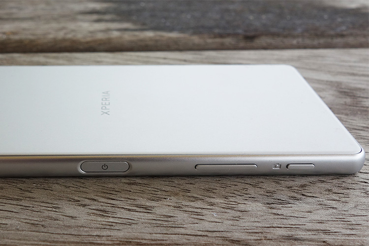 Điện thoại Sony Xperia X white có nút nguồn tích hợp cảm biến vân tay