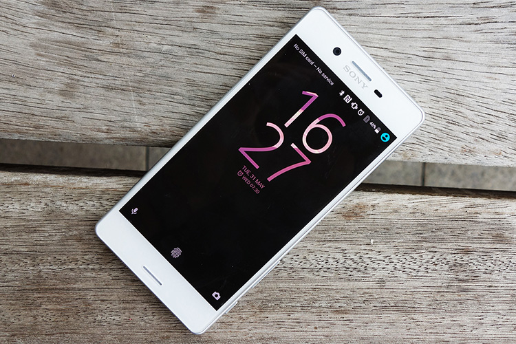 Màn hình 5 inch Full HD mặt kính cong trên điện thoại Sony Xperia X đen