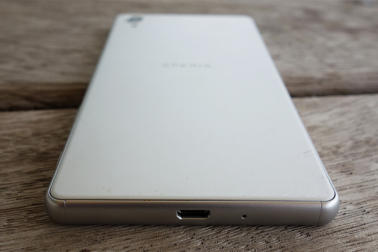 Điện thoại Sony Xperia X màu trắng với pin dung lượng 2620 mAh