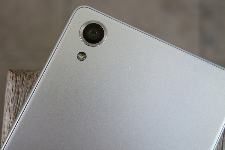 Điện thoại Sony Xperia X Black với camera sau 23MP