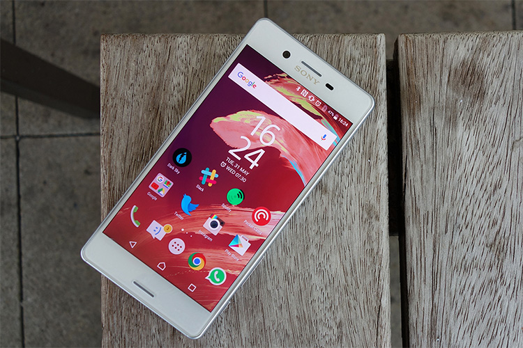 Điện thoại Sony Xperia X màu trắng với camera trước 13MP