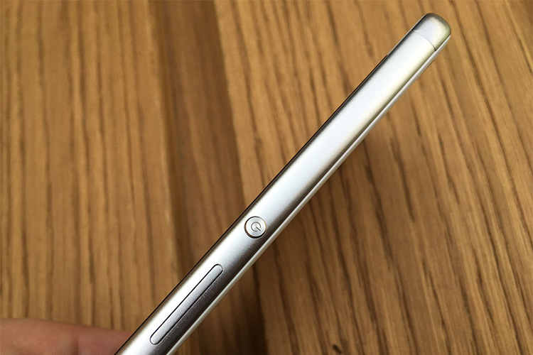 Điện thoại Sony Xperia XA white thiết kế nguyên khối