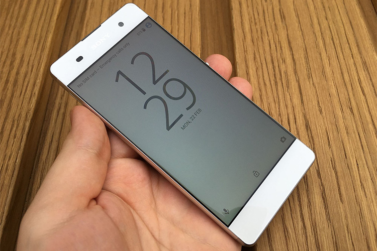 Màn hình 5 inch mặt kính cong trên điện thoại Sony Xperia XA trắng