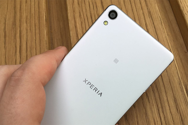 Điện thoại Sony Xperia XA white với camera sau 13MP