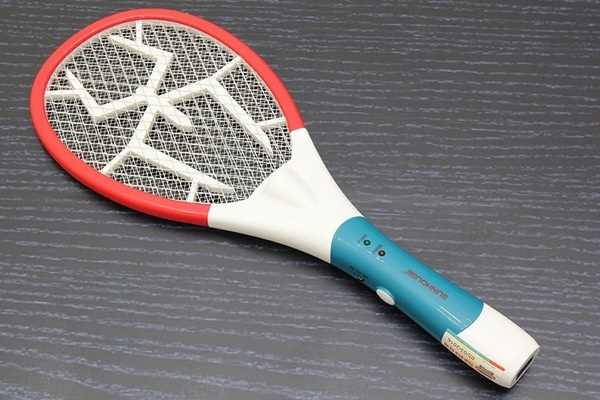 Vợt muỗi thường có phần lưới được làm bằng kim loại mạ điện