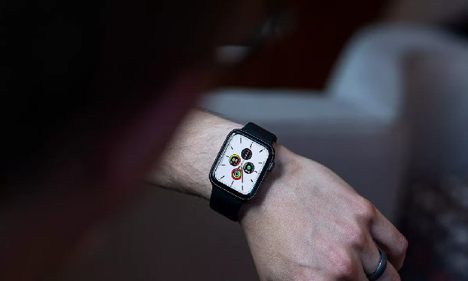 Apple Watch SE GPS 40mm Vỏ nhôm Dây cao su Đen - Hệ điều hành watchOS 7