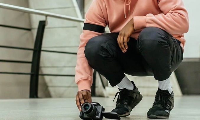 Máy ảnh Canon EOS M50 KIT 15-45mm màu đen xoay màn hình