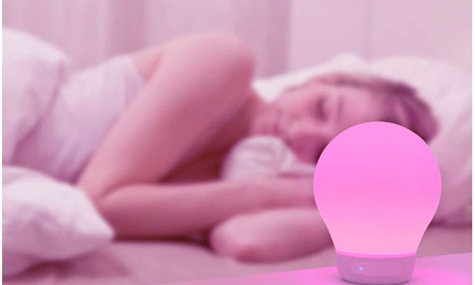 Loa Divoom Aurabulb màu trắng kết hợp như chiếc đèn ngủ lý tưởng