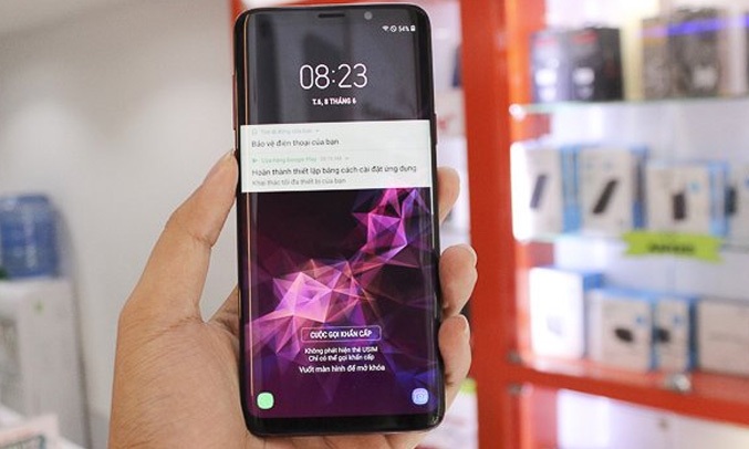 Samsung Galaxy S9 vang đỏ hiển thị hình ảnh sắt nét