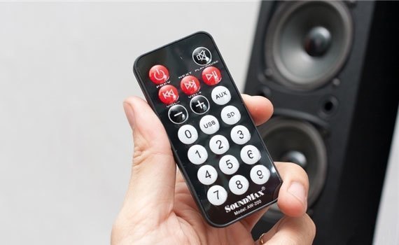 Loa Soundmax AW200 hỗ trợ điều khiển từ xa