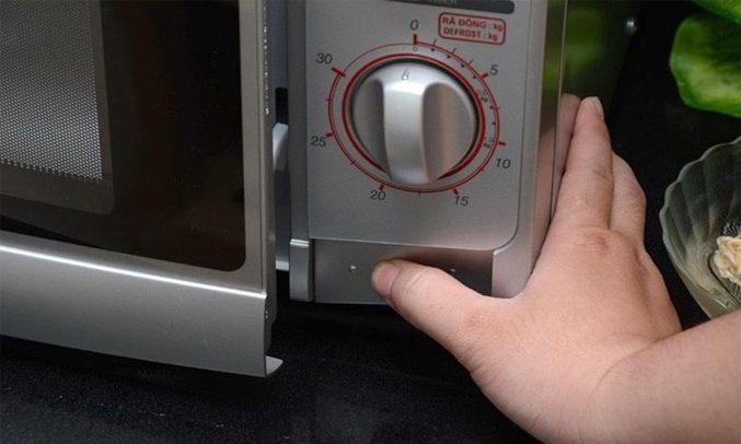 Lò vi sóng Sharp 22 lít R-21A1(S)VN dễ sử dụng