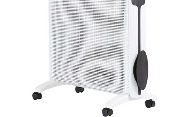 Chân đế của máy sưởi dạng bánh xe để dễ dàng di chuyển 