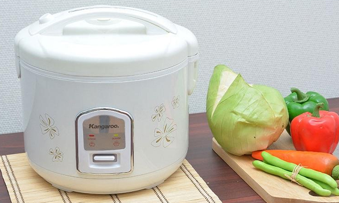 Nắp gài của nồi cơm điện Kangaroo KG-376NT dễ sử dụng