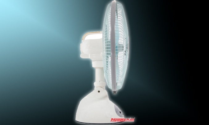 Quạt sạc Sunhouse SH712 công suất mạnh mẽ