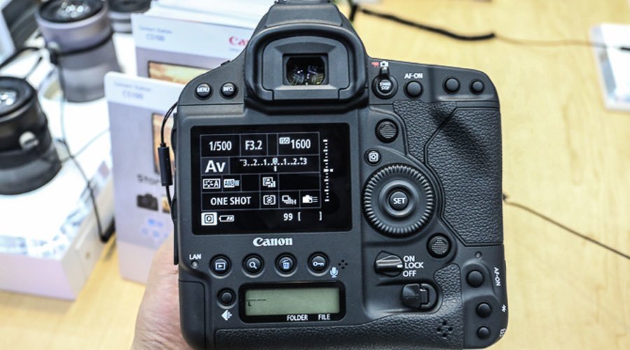 Cảm biến CMOS full-frame độ ph&acirc;n giải 20,2 megapixel t&iacute;ch hợp hệ thống Dual Pixel A