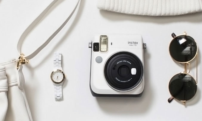 Máy chụp ảnh lấy liền Fuji Instax Mini 70 hỗ trợ flash