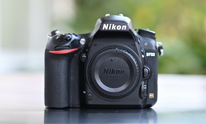 Máy ảnh Nikon D750 có cảm biến CMOS