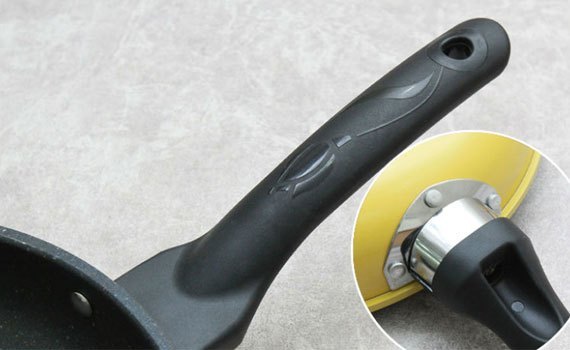 Chảo chống d&iacute;nh bếp từ Goldsun FP-GE1528-IH c&oacute; tay cầm chắc chắn