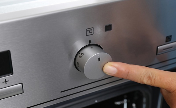 Lò nướng âm Electrolux EOB3434BOX có bảng điều khiển, màn hình LED