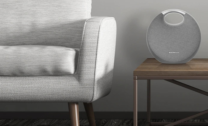 Loa Harman Kardon Onyx Studio 5 - Tay cầm bằng nhôm