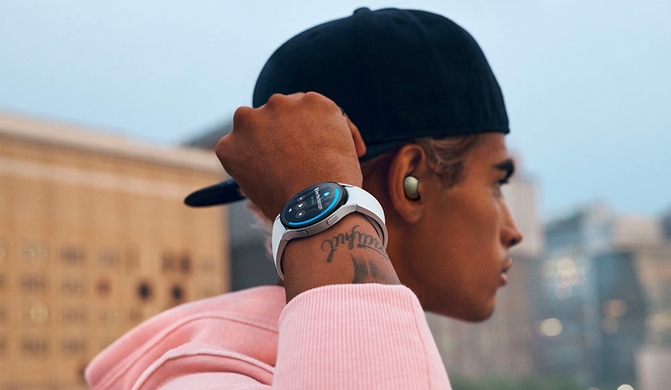 Đồng hồ thông minh Samsung Galaxy Watch4 Classic Bluetooth 42mm Bạc - Màn hình Super Amoled