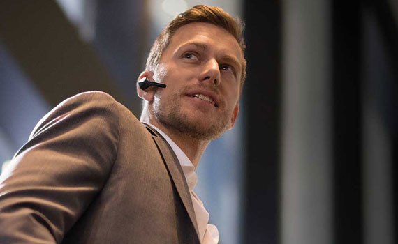 Tai nghe Bluetooth Plantronics Voyager Edge vàng đen thiết kế gọn nhẹ, êm tai với vật liệu mềm mại