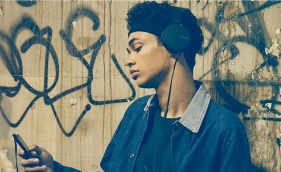 Tai nghe Sony - MDRXB550APBCE màu đen tích hợp micro trên dây đàm thoại thả ga