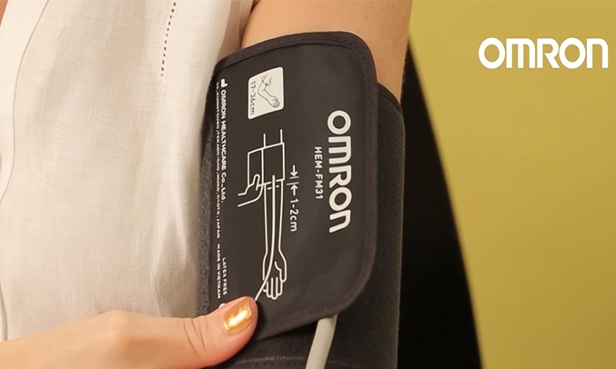 Máy đo huyết áp bắp tay Omron HEM-7320 bơm xả tự động