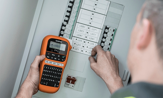 Máy in nhãn Brother PT-E110 tiết kiệm chi phí