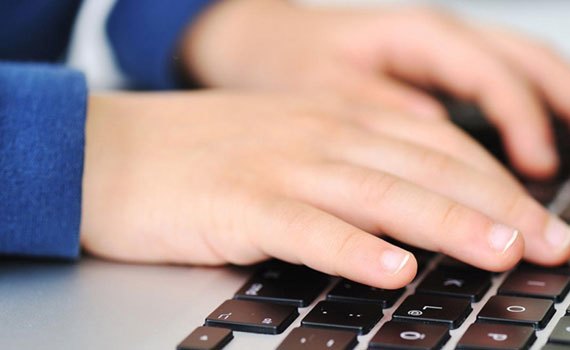 Laptop Asus K451LA với bàn phím hiện đại