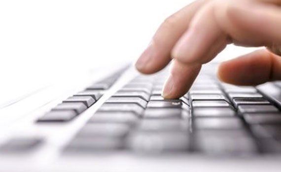 Laptop HP Pavilion 14-AL011TU c&oacute; b&agrave;n ph&iacute;m bấm &ecirc;m