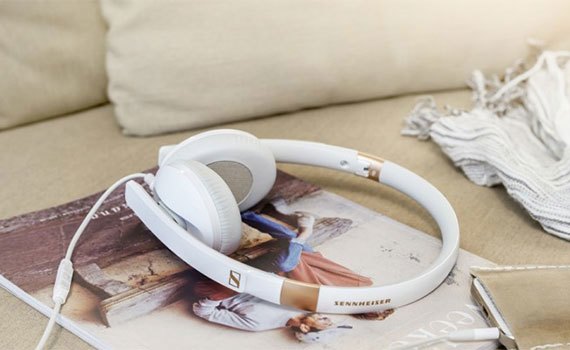 Kiểu dáng và màu sắc tai nghe Sennheiser HD2.30G màu trắng không bao giờ lỗi thời