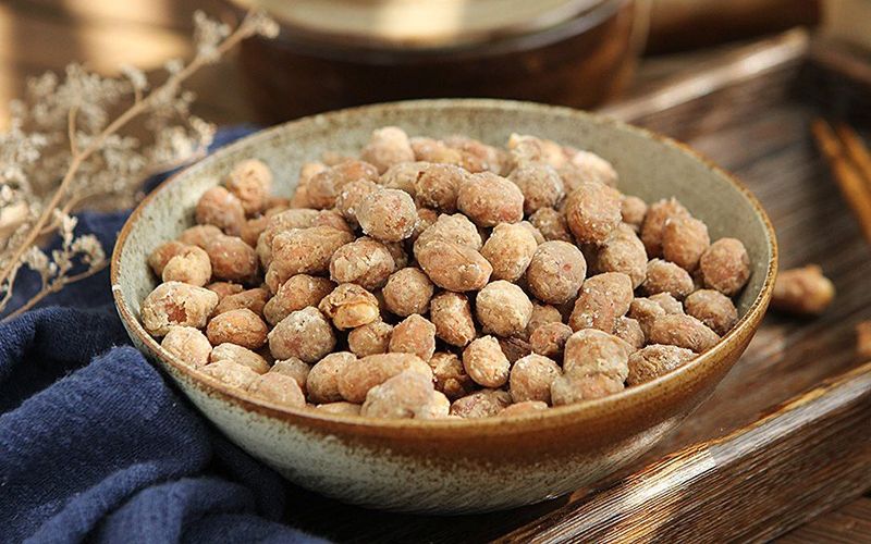 Đậu phộng da cá là một trong những món ăn vặt dễ làm tại nhà