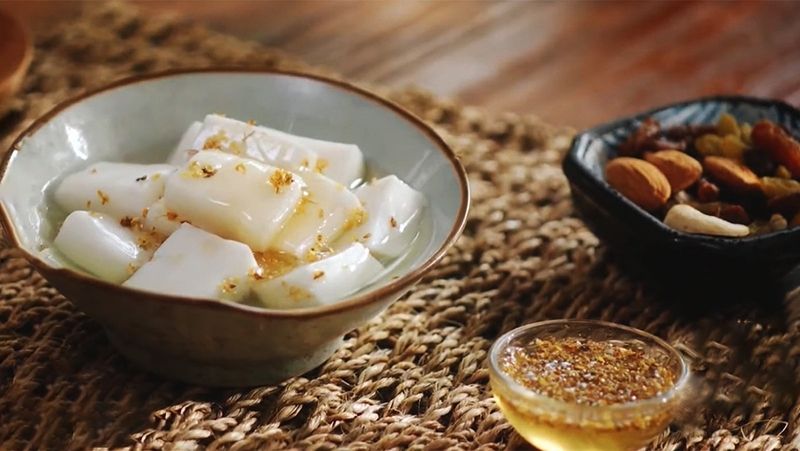 Tàu hủ hạnh nhân là một trong những món ăn vặt dễ làm tại nhà