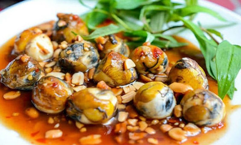 Trứng cút lộn xào me là một trong những món ăn vặt dễ làm tại nhà