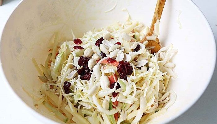 Tiếp đến, bạn cho tất cả nguyên liệu đã sơ chế ban đầu vào một tô lớn. Thêm 2 thìa mù tạt, 30ml mật ong, một ít muối và sốt mayonnaise (số lượng tùy thích) vào trộn đều.