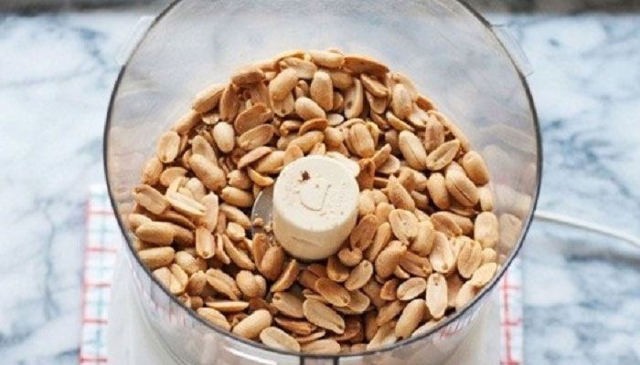 Đậu phộng rang hãy bóc hết vỏ và xay xơ trong máy xay. Sau đó, bạn cho đậu phộng vào tô, trộn qua một lần nữa rồi bày salad ra dĩa.