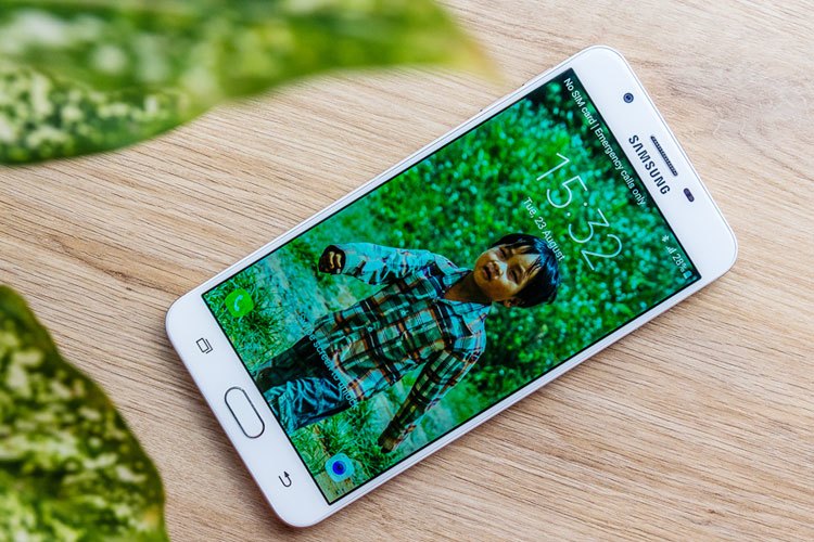 Điện thoại Samsung Galaxy J7 Prime m&agrave;n h&igrave;nh hiển thị sắc n&eacute;t