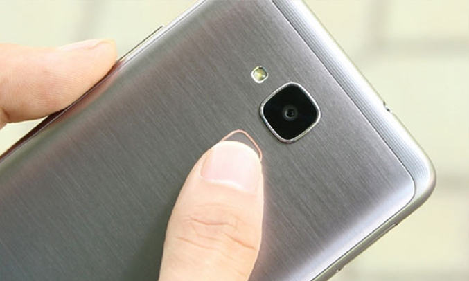 Chiếc điện thoại Huawei GR5 Mini xám màn hình sắc nét