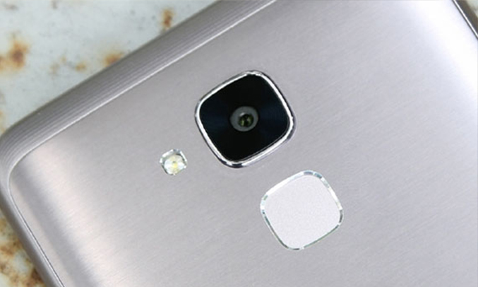 Chiếc điện thoại Huawei GR5 Mini xám thoả thích chụp ảnh